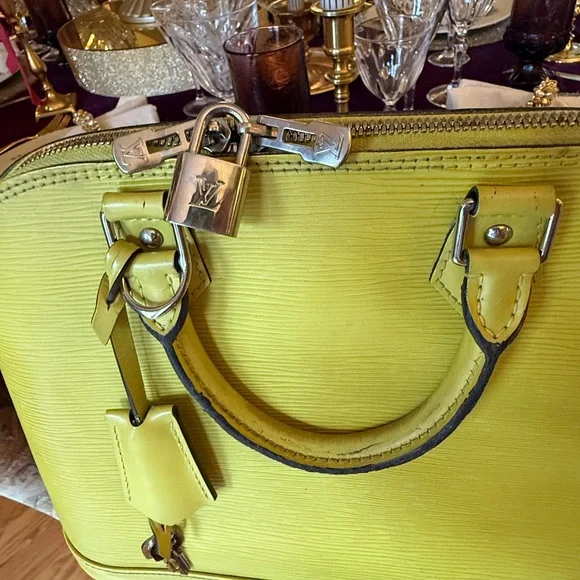 Louis Vuitton Epi Leather Alma PM Citron w/lock keys - Picture 3 of 13